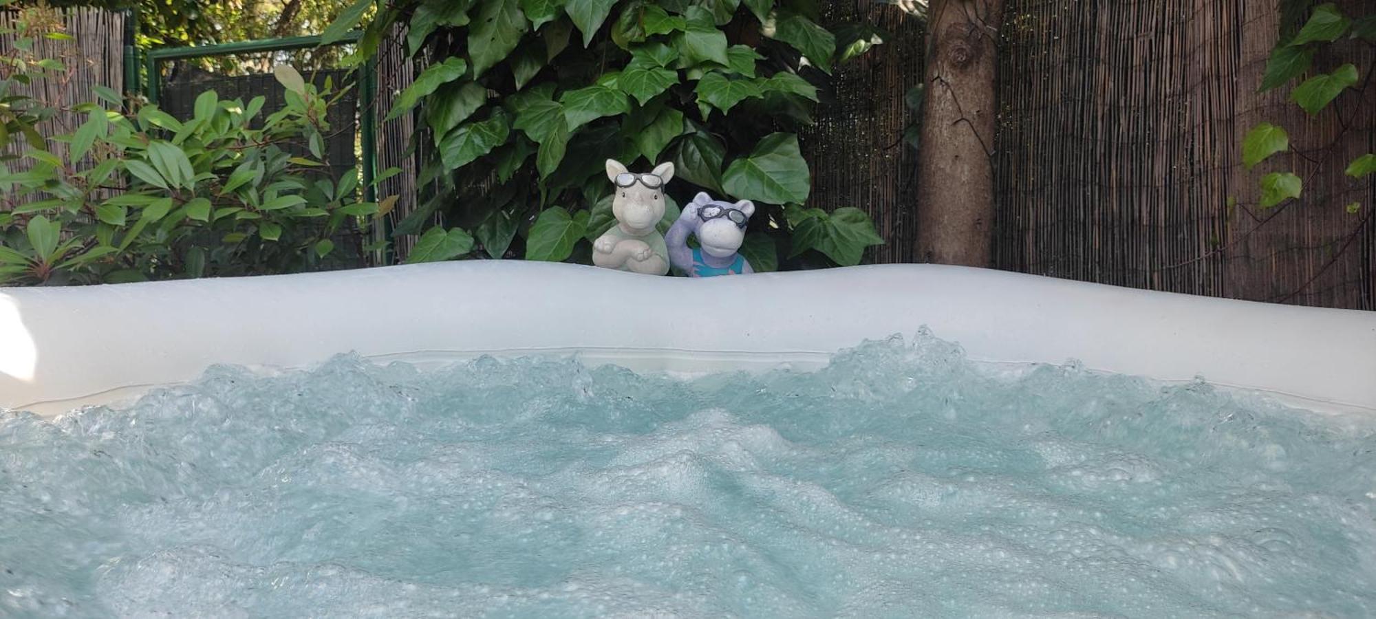 Joli Studio Climatise Avec Jacuzzi Prive Et Entree Independante Fréjus Eksteriør billede